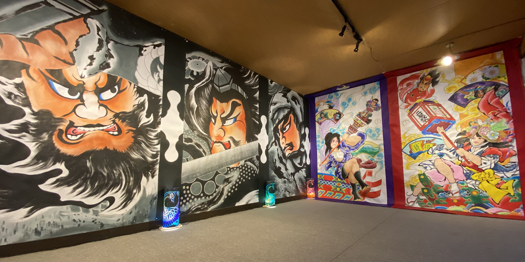 創作ねぷた絵「武者模写（左側）」「祭女子（右側）」